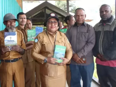 Pegiat literasi sumbang empat buku di Tiom, dua berbahasa Lani
