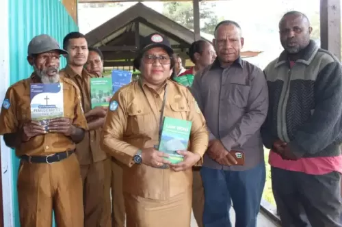 Pegiat literasi sumbang empat buku di Tiom, dua berbahasa Lani