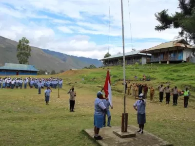 anggota Polisi yang bertugas di lanny jaya pergi mengajar paskibra di SMAN 1 Tiom
