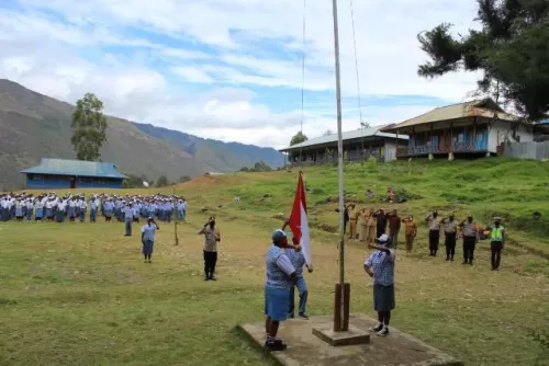 anggota Polisi yang bertugas di lanny jaya pergi mengajar  paskibra di SMAN 1 Tiom